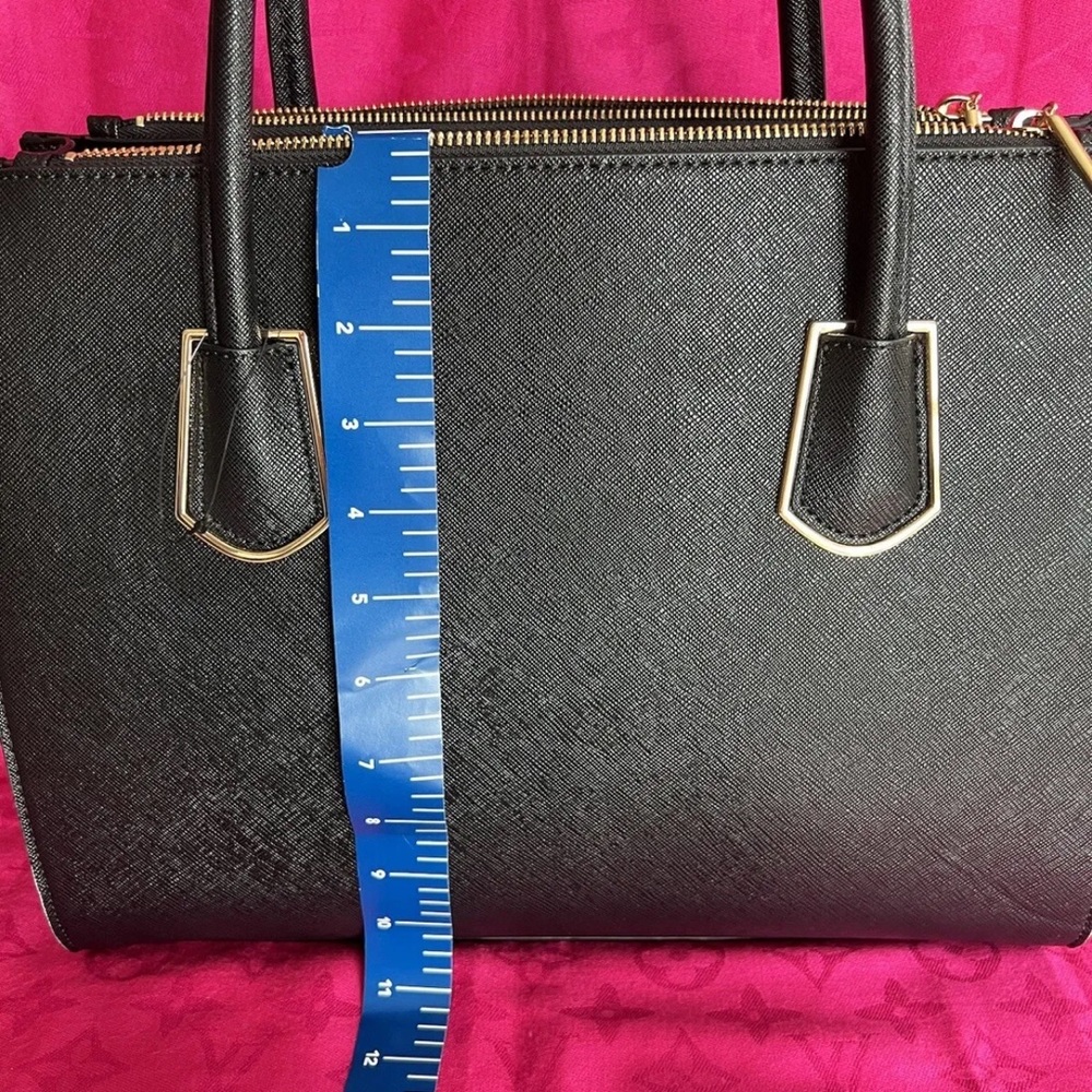Black Tote Bag Bolso Color Negro. 
Handbag in sturdy grained imitation leather